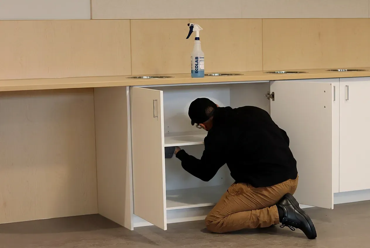 Nettoyage de détail après construction sur armoires et surfaces intérieures