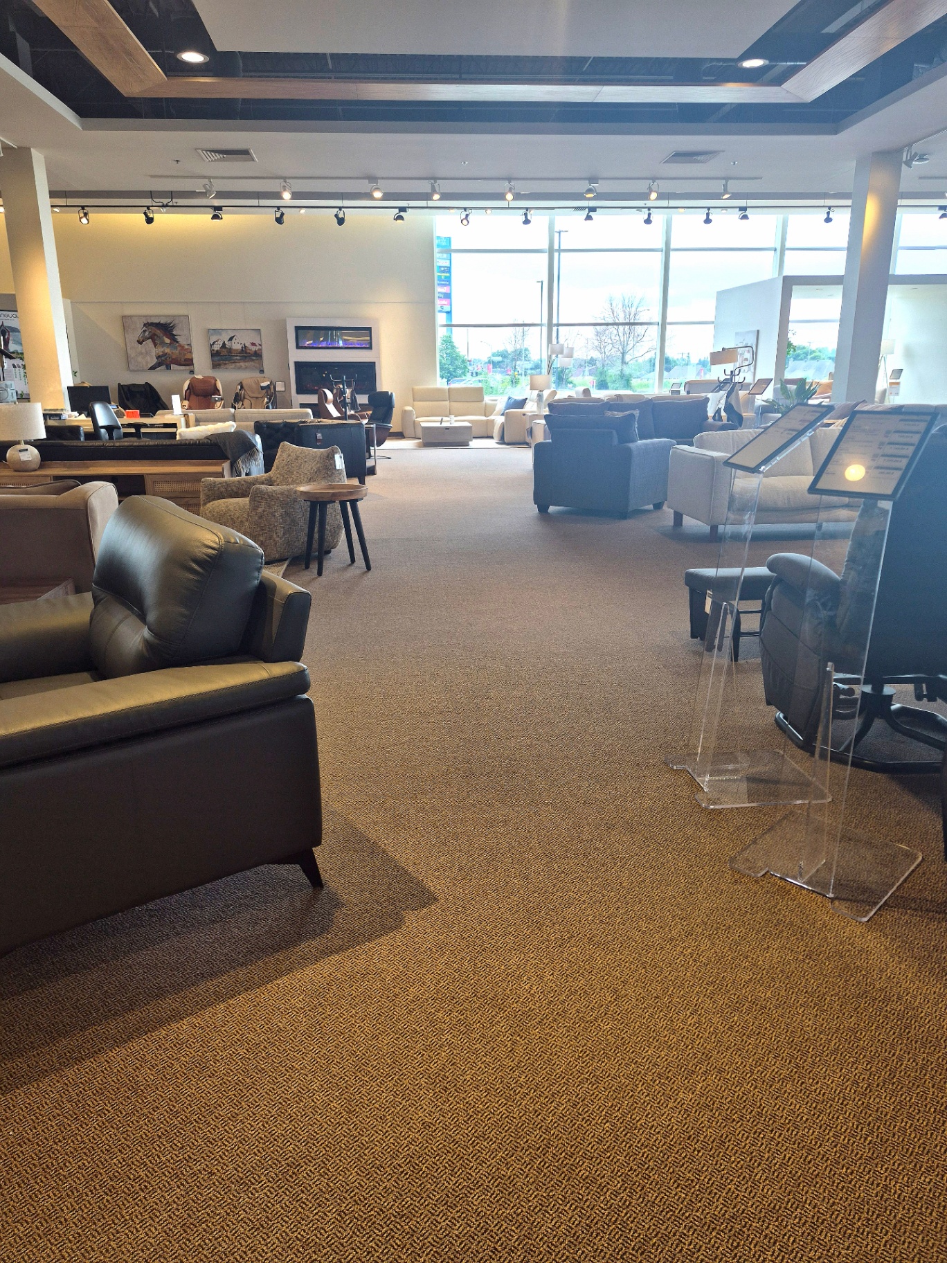 Salle de montre commerciale entretenue